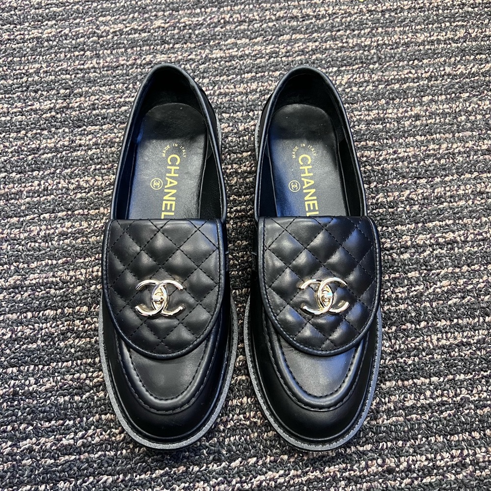 Turnlock quilted loafers